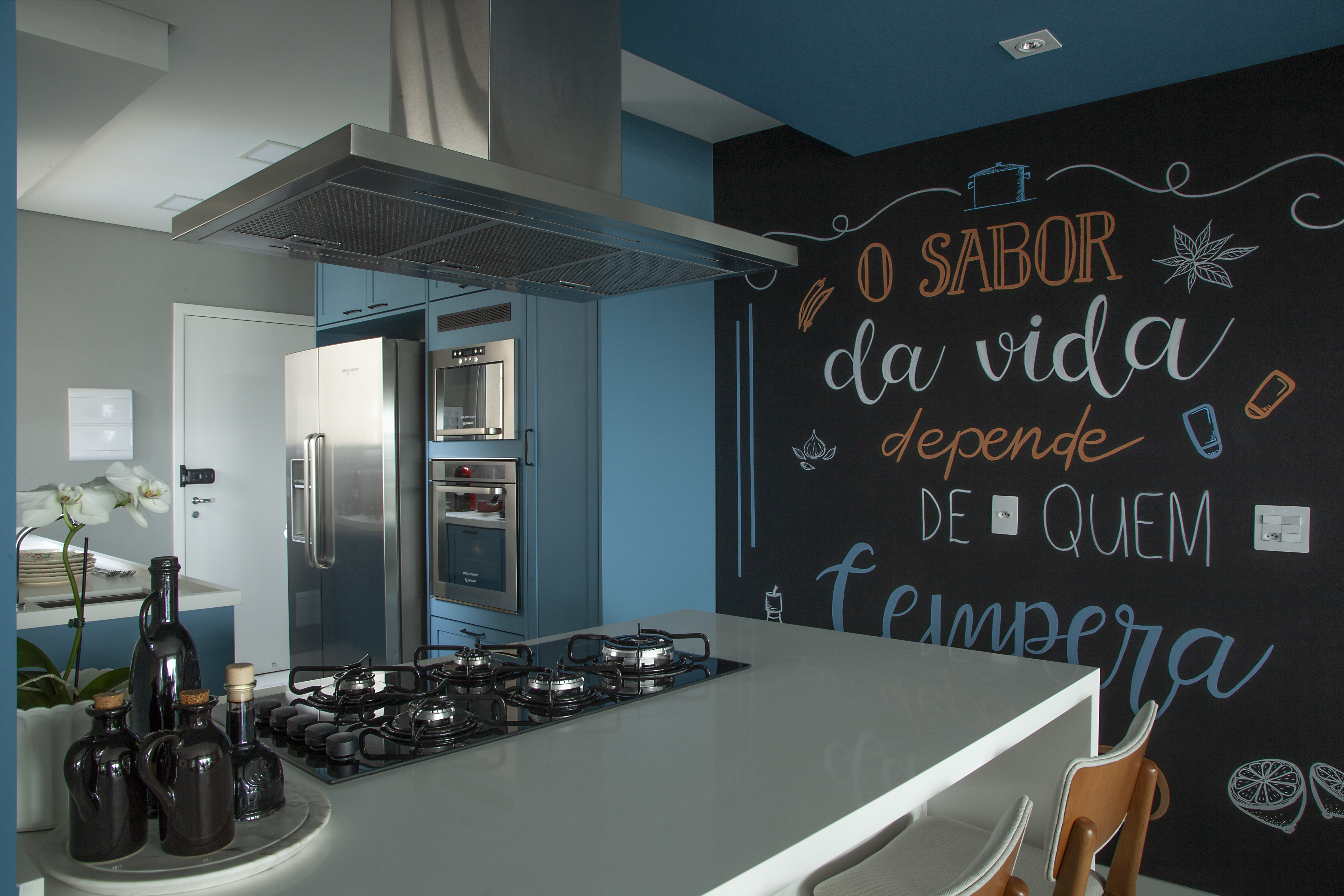 Cozinha azul: como combinar o tom com móveis e marcenaria