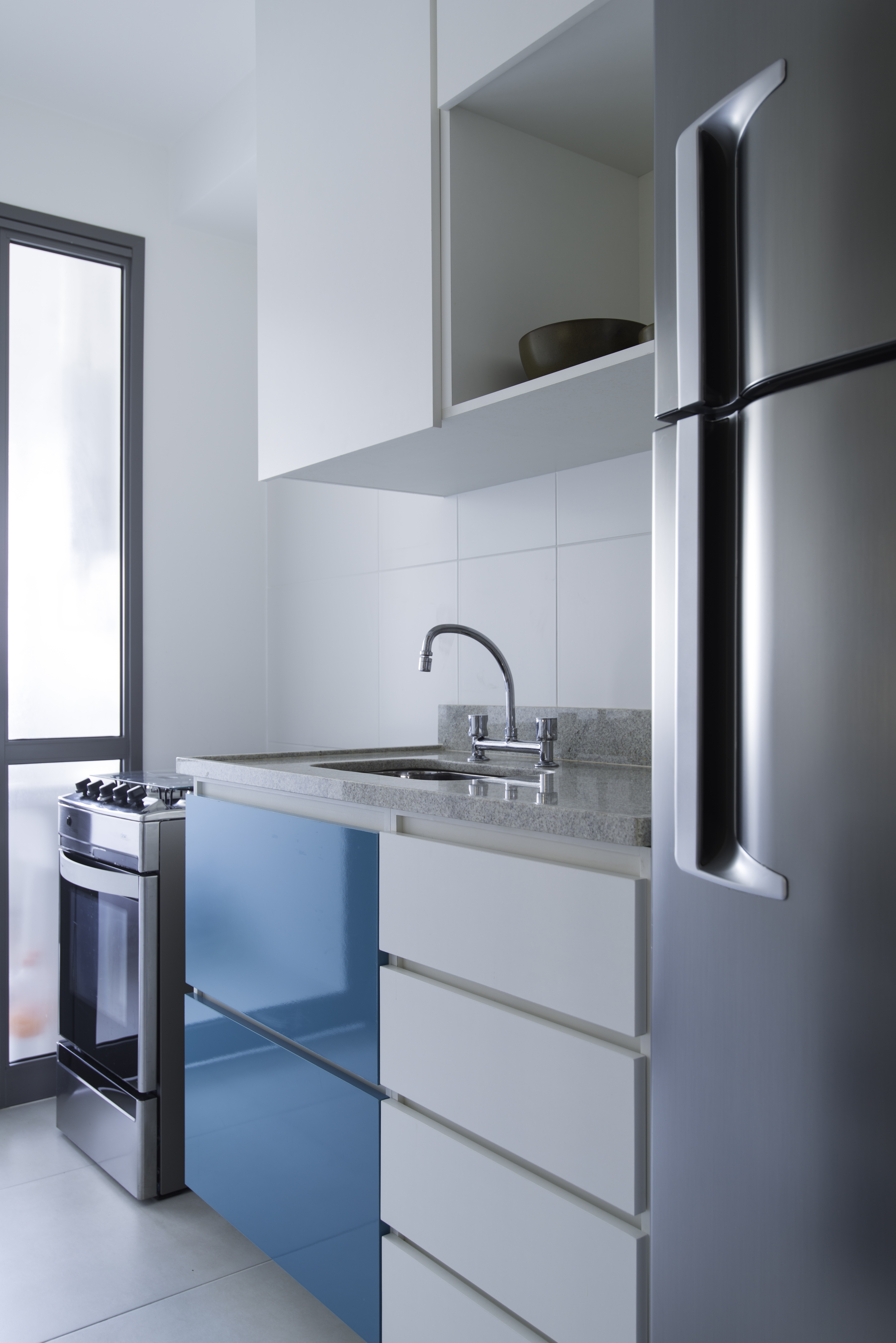Cozinha azul: como combinar o tom com móveis e marcenaria