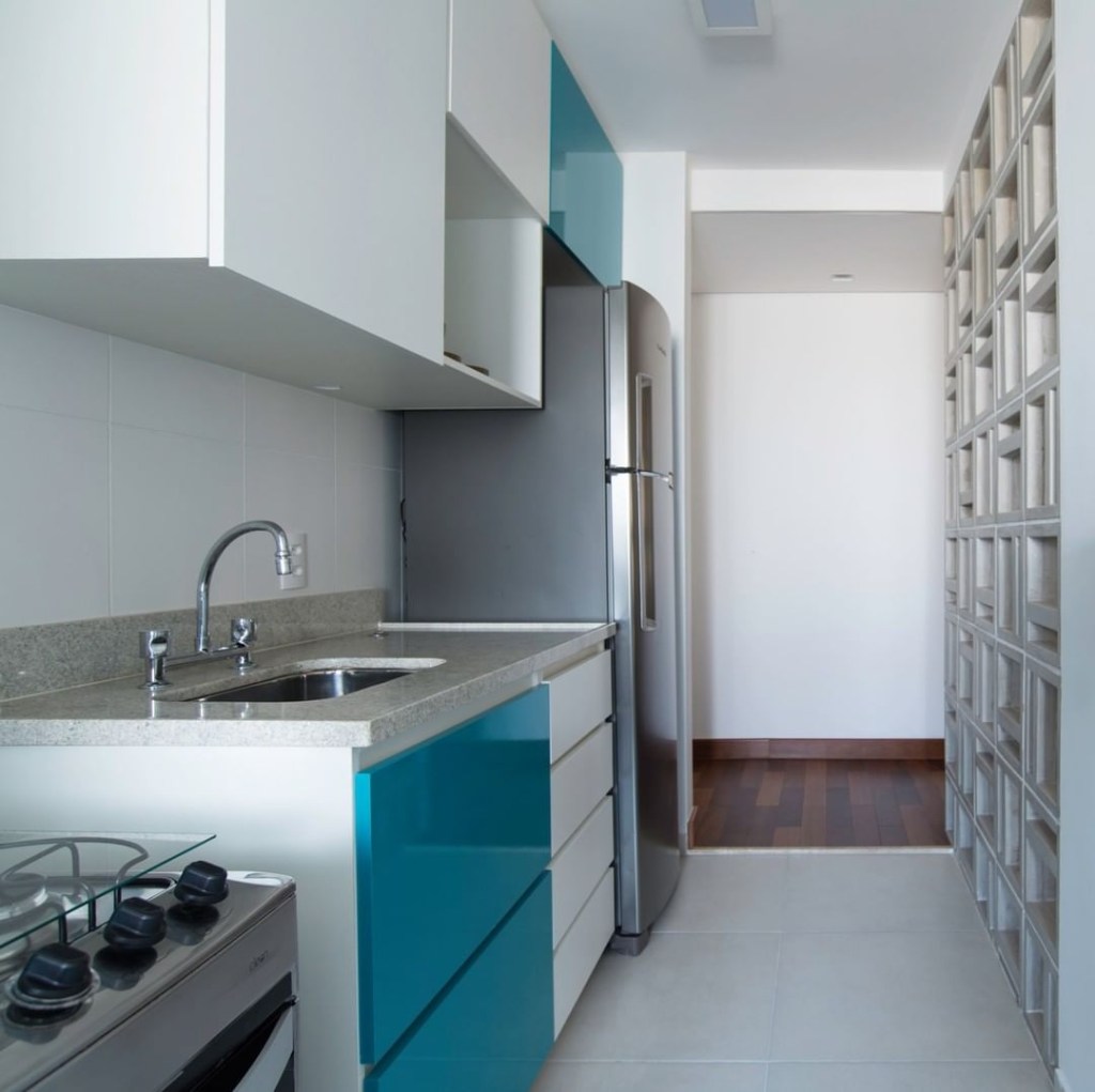 Cozinha pequena com armários azuis e brancos; cozinha estreita