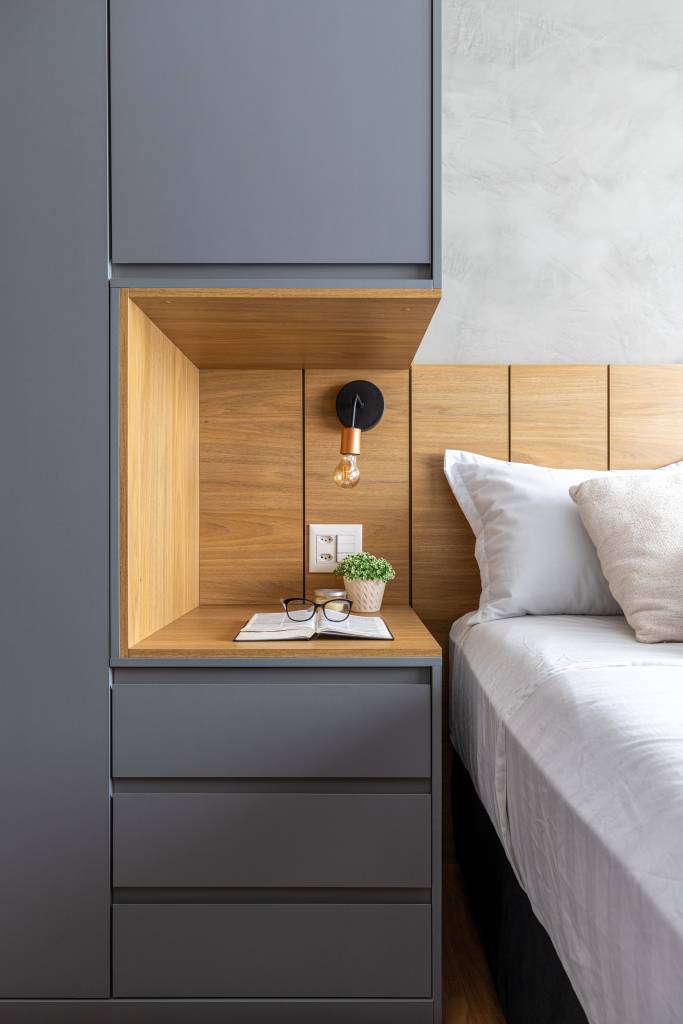 cozinha-protagonista-ape-66m-atmosfera-industrial-cadda-arquitetura-02-quarto Quarto com marcenaria planejada e mesinha lateral embutida no armário.