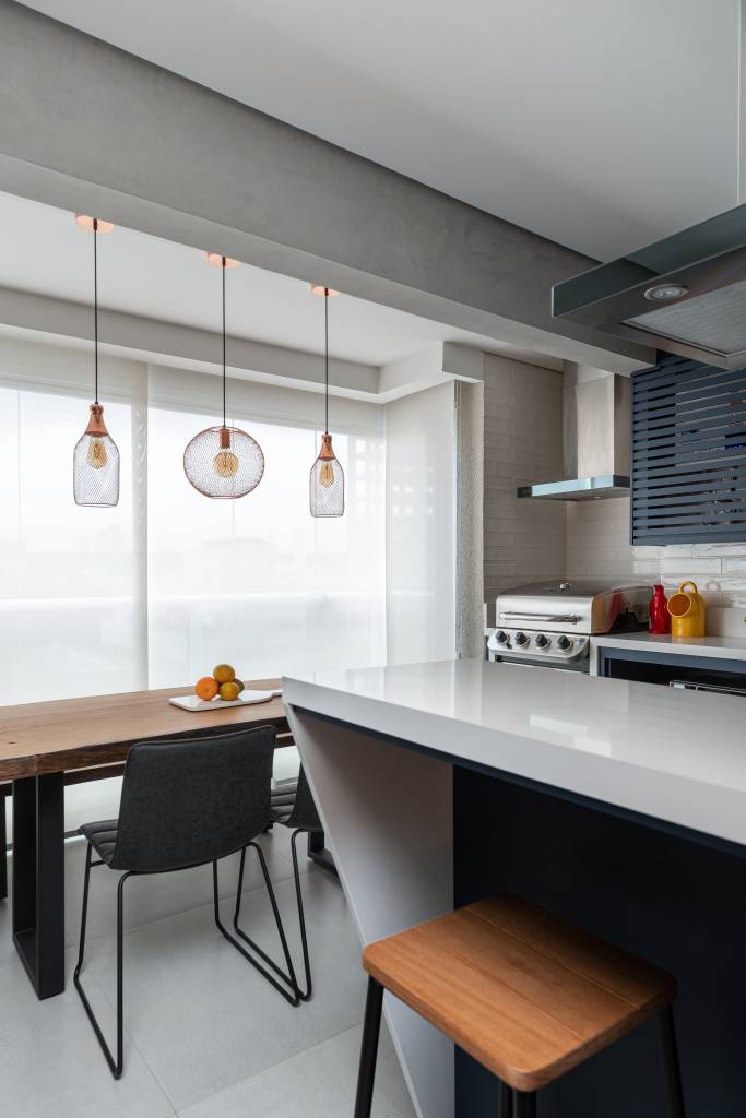 cozinha-protagonista-ape-66m-atmosfera-industrial-cadda-arquitetura-06-varanda Varanda integrada com cozinha; mesa de madeira e bancada branca.