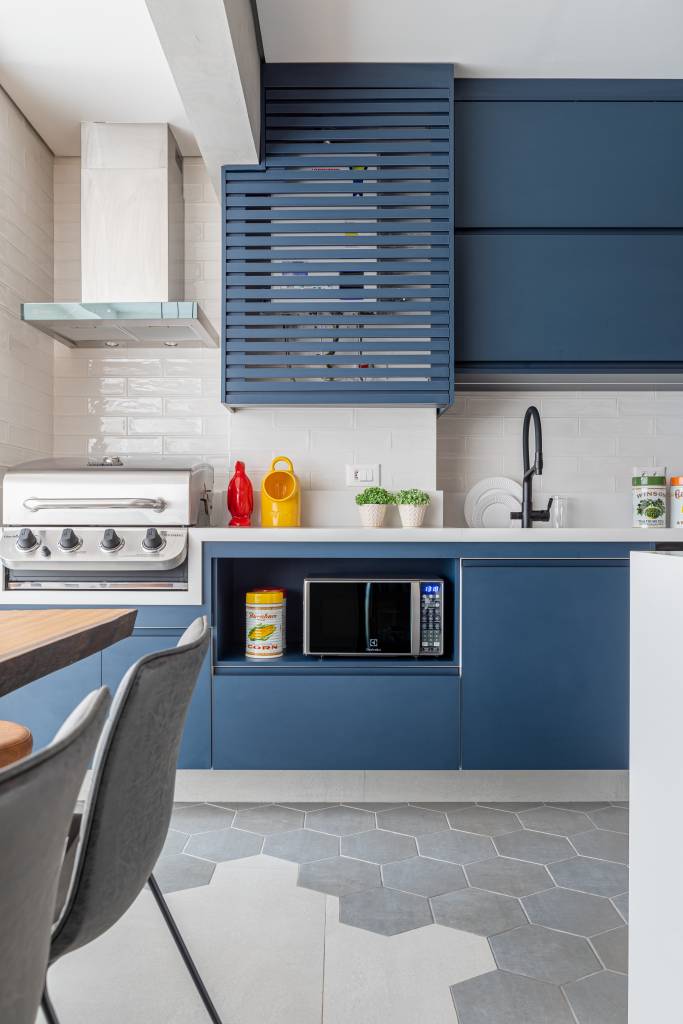 cozinha-protagonista-ape-66m-atmosfera-industrial-cadda-arquitetura-13-cozinha-piso Cozinha americana; cozinha integrada com piso hexagonal, bancada branca e marcenaria azul.