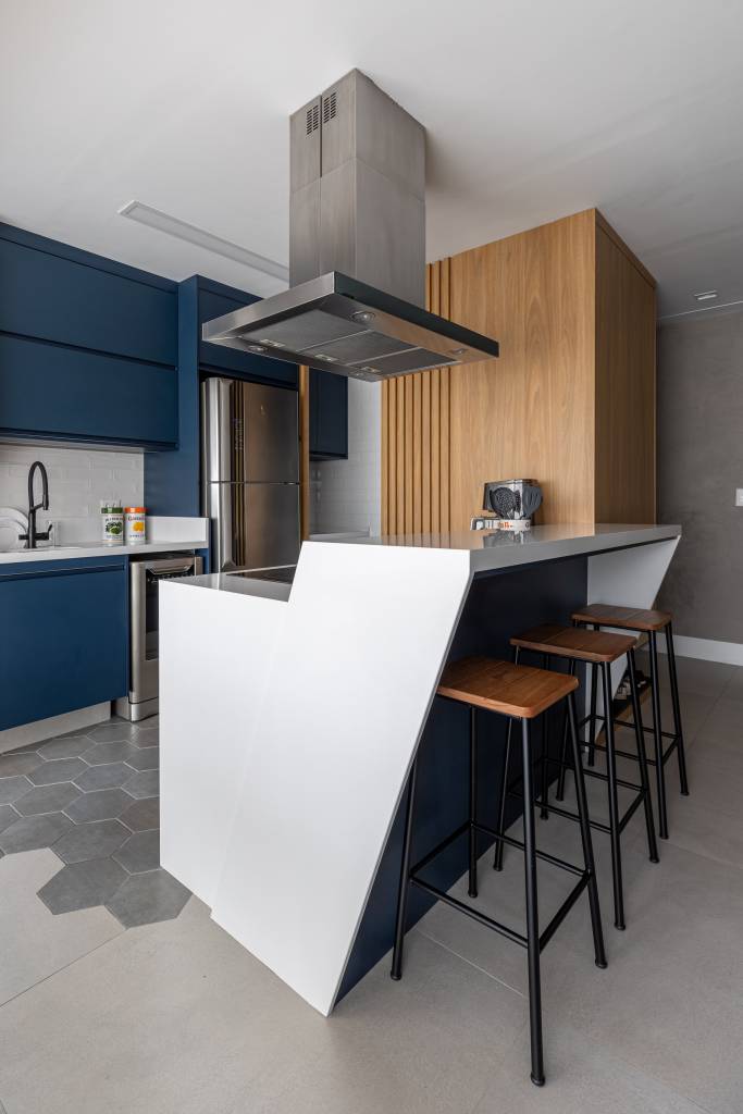 cozinha-protagonista-ape-66m-atmosfera-industrial-cadda-arquitetura-15-bancada Cozinha americana; cozinha integrada com piso hexagonal, bancada branca e marcenaria azul.
