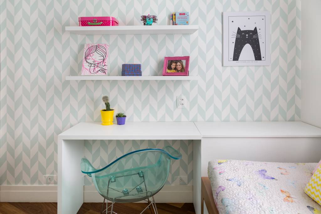 estilo-vintage-e-tendencia-no-decor-aie-tombolato-foto-julia-ribeiro-02-papel-de-parede Quarto infantil com bancada de estudos branca e papel de parede geométrico.