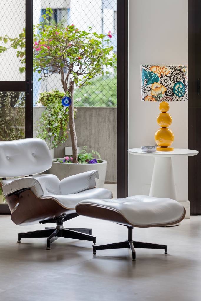 estilo-vintage-e-tendencia-no-decor-aie-tombolato-foto-julia-ribeiro-05-poltrona-eames Poltrona Eames branca com pufe.