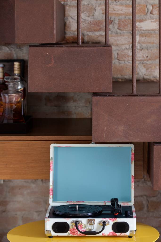 estilo-vintage-e-tendencia-no-decor-aie-tombolato-foto-julia-ribeiro-06 Toca discos de vinil.
