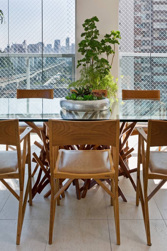 estilo-vintage-e-tendencia-no-decor-aie-tombolato-foto-julia-ribeiro-07 Varanda gourmet com mesa de tampo de madeira e cadeiras de madeira.