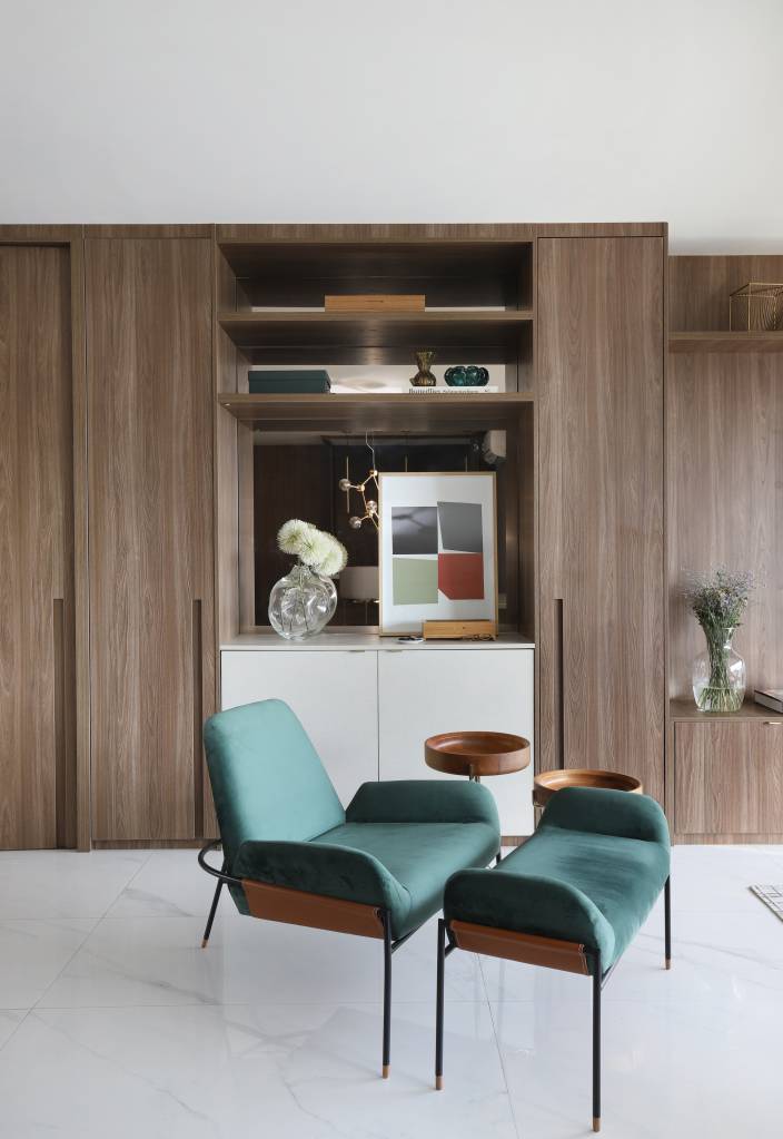 estilo-vintage-e-tendencia-no-decor-aie-tombolato-foto-mariana-orsi-08-poltrona Sala de estar com poltrona verde com pufe