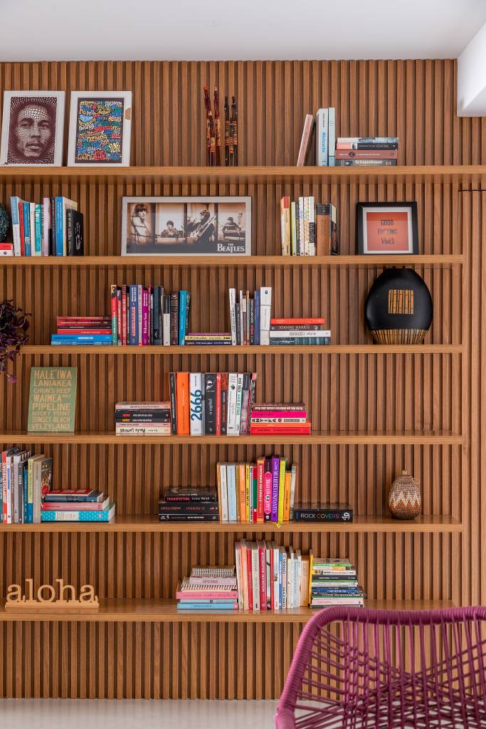 estilo-vintage-e-tendencia-no-decor-aie-tombolato-foto-rafael-renzo-02-estante-madeira-ripada Estante em madeira com livros; parede revestida com madeira ripada