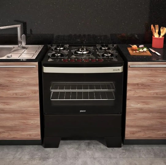 Cozinha com fogão de piso preto.