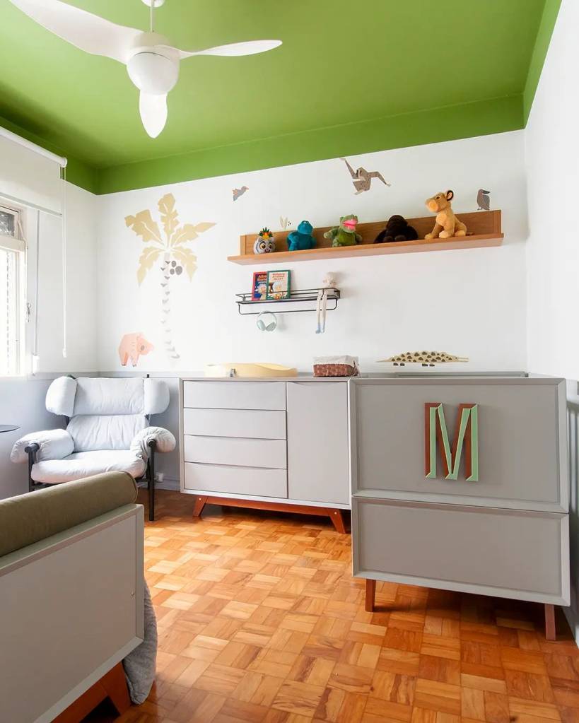 Quarto infantil com teto colorido verde; marcenaria cinza