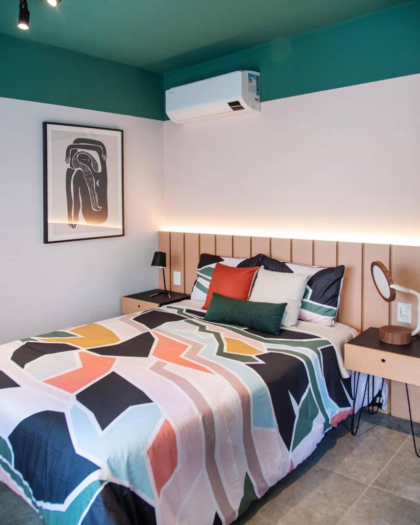 Quarto com teto colorido verde escuro; cama de casal e cabeceira de madeira