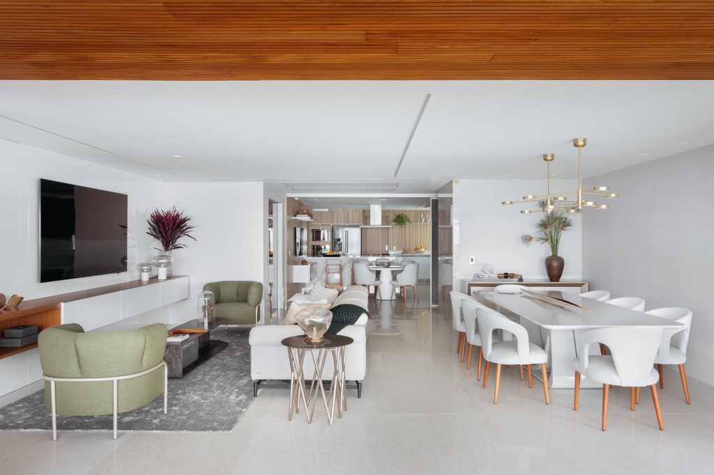 Área social integrada; sala de estar, jantar e cozinhas integradas com piso de porcelanato.