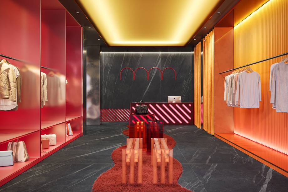 Infinity (1,60 x 3,20 m): a série evoca a síntese da elegância atemporal da pedra natural. O formato de 1,60 x 3,20 m surpreende pela escala impactante, que permite reproduzir a textura de forma contínua, com suaves veios transversais sobre um fundo preto absoluto. A lâmina Superformato com acabamento mate tem detalhes em carving, com pontos de brilho em baixo relevo sobre a superfície. Infinity (1,60 x 3,20 m): a série evoca a síntese da elegância atemporal da pedra natural. O formato de 1,60 x 3,20 m surpreende pela escala impactante, que permite reproduzir a textura de forma contínua, com suaves veios transversais sobre um fundo preto absoluto. A lâmina Superformato com acabamento mate tem detalhes em carving, com pontos de brilho em baixo relevo sobre a superfície.