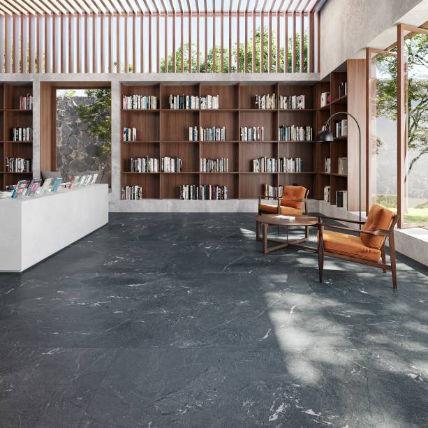 Lotus (1,60 x 1,60 m): O diferencial da Série Lotus está na identificação instantânea do porcelanato com a pedra natural. Com fundo preto, nuances cinza, veios brancos e pretos levemente marcados em algumas regiões. A lâmina Superformato 1,60 x 1,60 m, com acabamento mate na superfície, revela detalhes em carving. Lotus (1,60 x 1,60 m): O diferencial da Série Lotus está na identificação instantânea do porcelanato com a pedra natural. Com fundo preto, nuances cinza, veios brancos e pretos levemente marcados em algumas regiões. A lâmina Superformato 1,60 x 1,60 m, com acabamento mate na superfície, revela detalhes em carving.