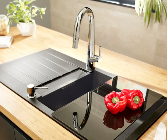 Syra: a Roca oferece também modelos de monocomando para cozinha. Com bica extraível, os metais da Coleção Syra possuem uma única alavanca, onde é possível controlar a saída de água fria ou quente, aliando funcionalidade à peça, já que com um só movimento se regula a vazão e a temperatura da água. Já a bica extraível proporciona maior usabilidade, pois permite mobilidade no direcionamento da água. Syra: a Roca oferece também modelos de monocomando para cozinha. Com bica extraível, os metais da Coleção Syra possuem uma única alavanca, onde é possível controlar a saída de água fria ou quente, aliando funcionalidade à peça, já que com um só movimento se regula a vazão e a temperatura da água. Já a bica extraível proporciona maior usabilidade, pois permite mobilidade no direcionamento da água.