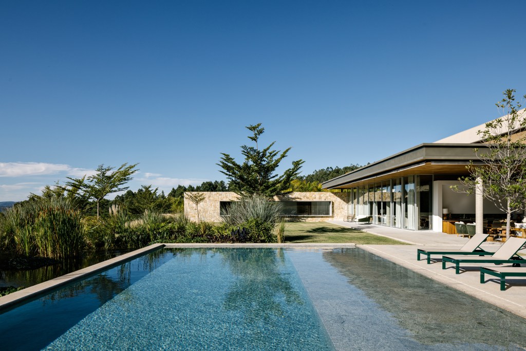 Casa de campo com piscina e jardim
