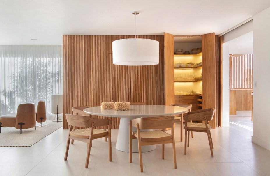 Minimalismo e inspiração grega marcam apartamento de 450m²
