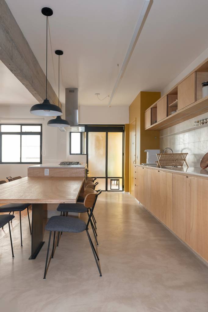 mix-carioca-paulista-lavanderia-vira-varanda–ape-120-m2-cota760-credito-cris-farhat-cozinha(20) mix carioca paulista lavanderia vira varanda apê 120 m2 COTA760 Arquitetura decoração cozinha ladrilho hidraulico madeira armario bancada mesa cadeira sala jantar americana