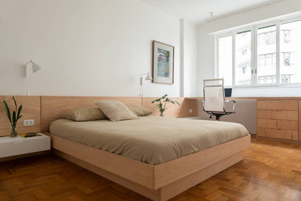 mix carioca paulista lavanderia vira varanda apê 120 m2 COTA760 Arquitetura decoração quarto casal cama cabeceira madeira
