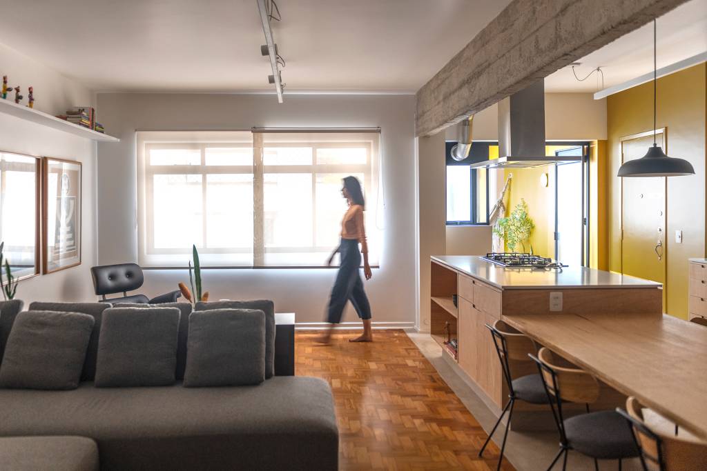 mix-carioca-paulista-lavanderia-vira-varanda–ape-120-m2-cota760-credito-cris-farhat-sala (7) mix carioca paulista lavanderia vira varanda apê 120 m2 COTA760 Arquitetura decoração cozinha ladrilho hidraulico madeira armario bancada mesa cadeira sala jantar americana