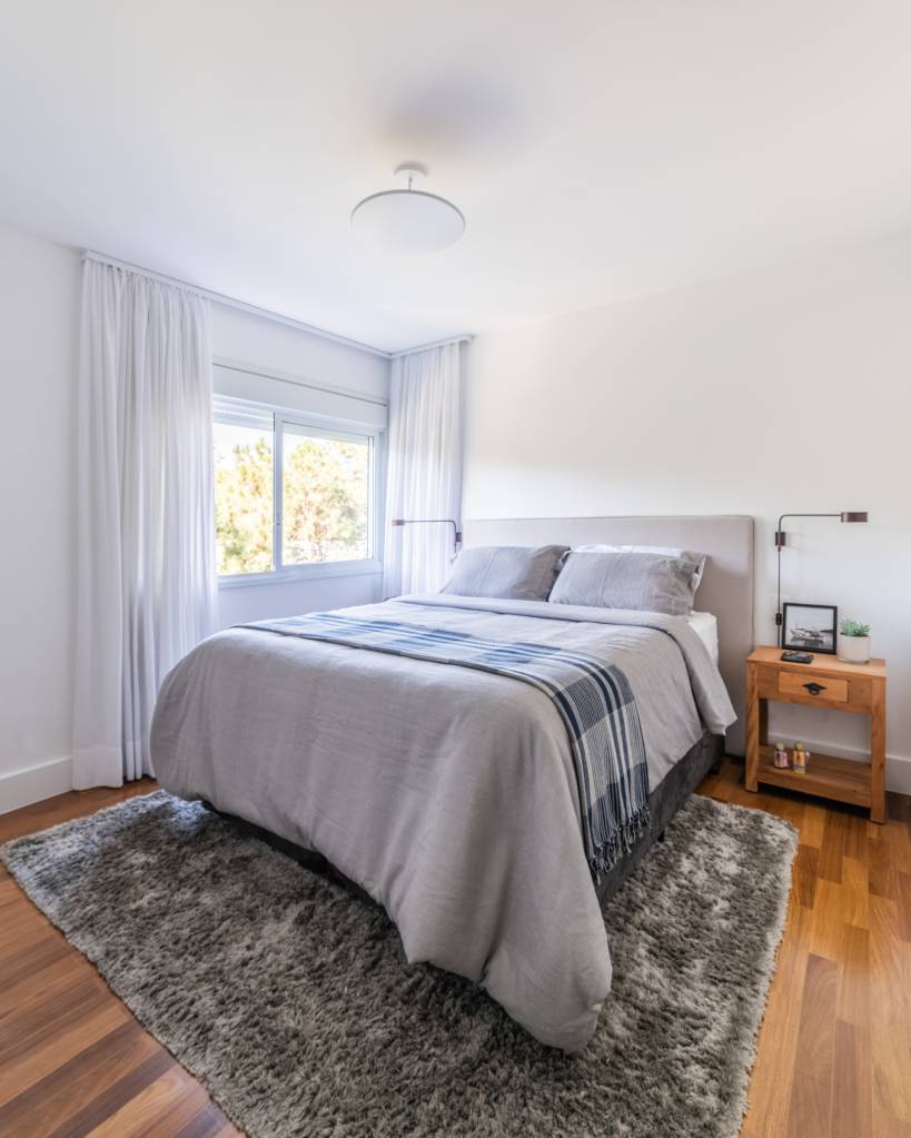 piores-coisas-voce-pode-fazer-em-apes-pequenos-studio-guadix-07-quarto Quarto de csal com cama de casal e cabeceira acolchoada.