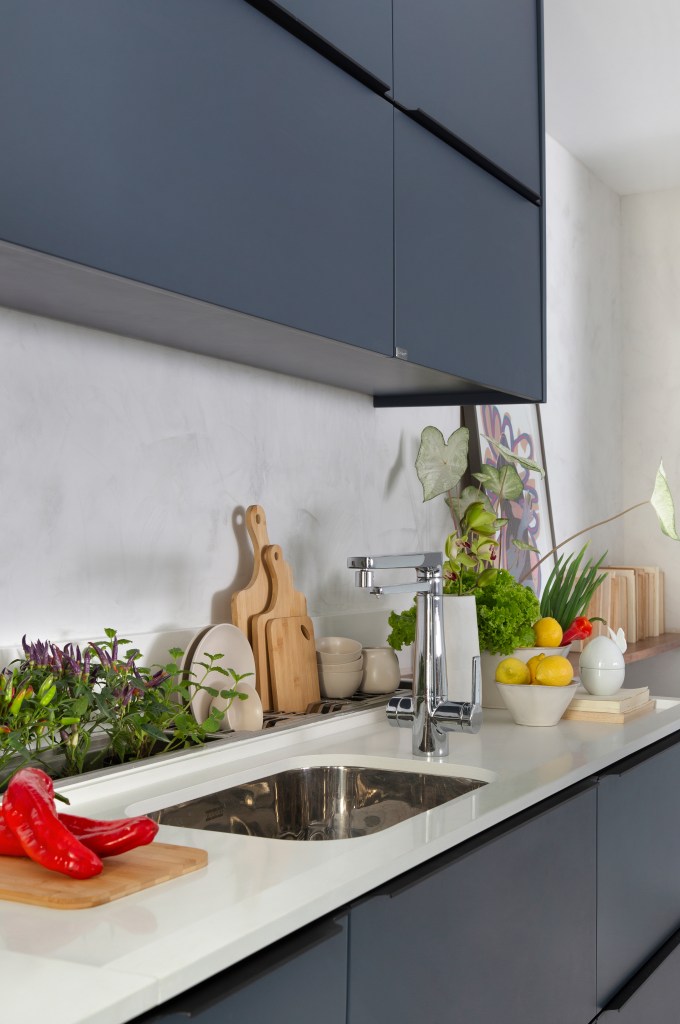 Cozinha estreita; cozinha em estilo corredor com marcenaria azul.