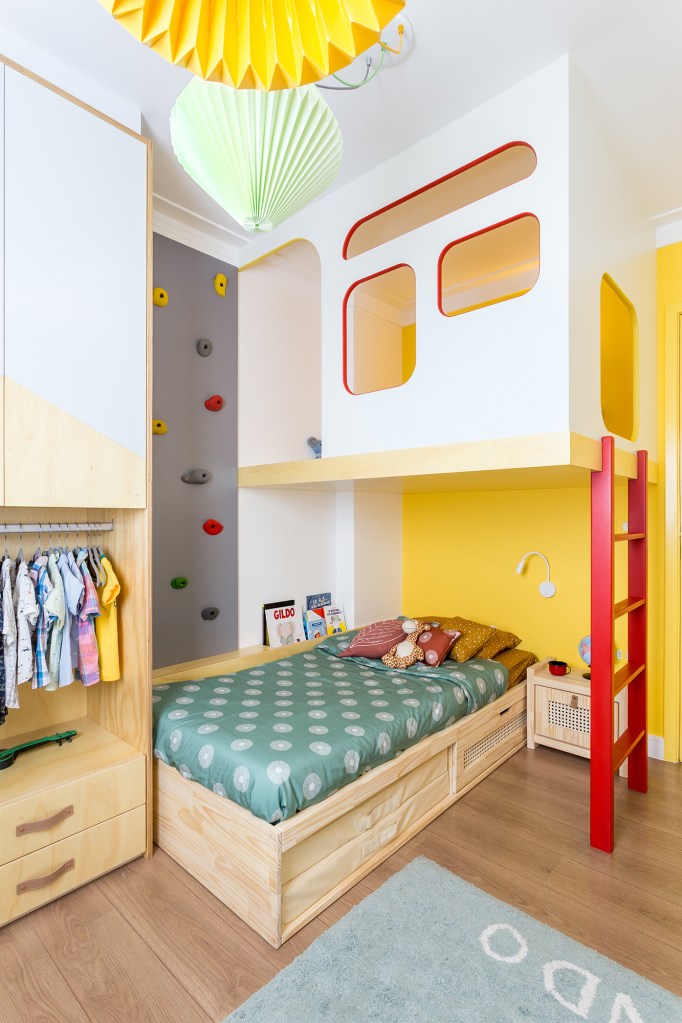 Quarto infantil montessoriano mezanino parede de escalada Juliana Mancini. marcenaria cama armario mesa luminaria