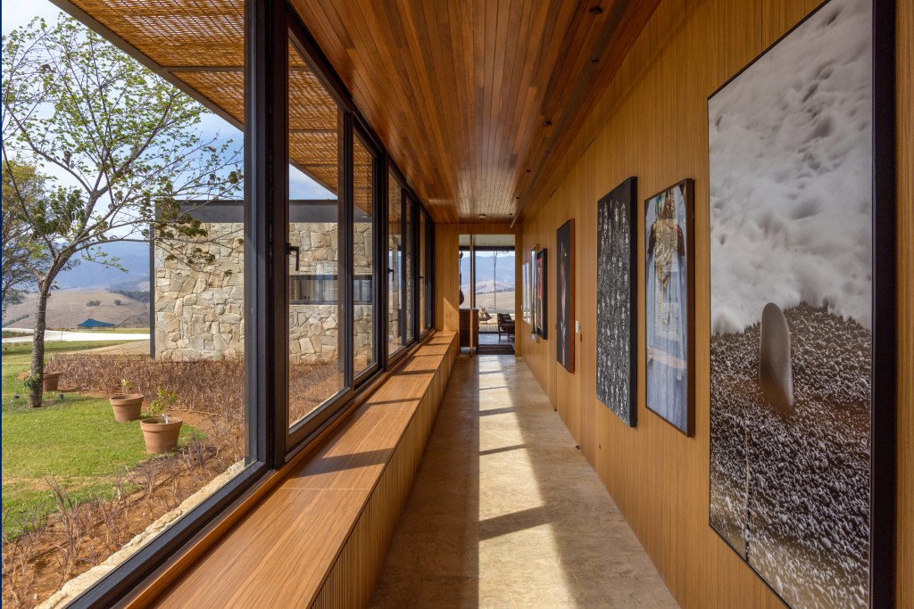 rancho sustentável Bruno Gagliasso Giovanna Ewbank Hana Lerner decoracao corredor quadro madeira jardim
