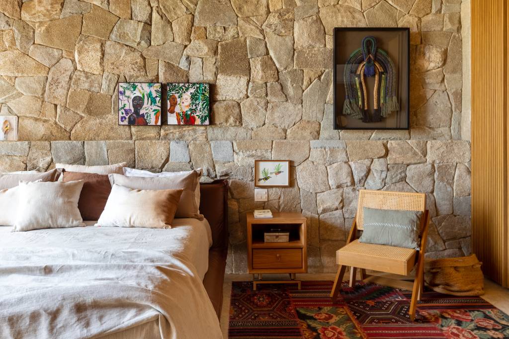 rancho sustentável Bruno Gagliasso Giovanna Ewbank Hana Lerner decoracao quarto casal cama pedra madeira cadeira quadro