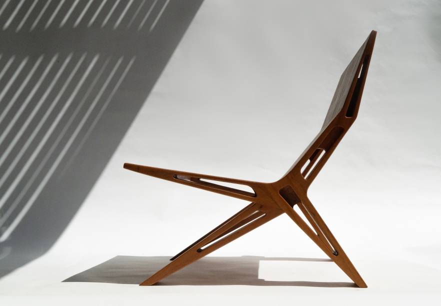 Com seu exoesqueleto em madeira muiracatiara maciça, a Poltrona Artrópode aparece em varias versões, com e sem braço, com e sem estofamento, e ainda pode ser montada em versões de dois, três ou quatro lugares como sofá. Com seu exoesqueleto em madeira muiracatiara maciça, a Poltrona Artrópode aparece em varias versões, com e sem braço, com e sem estofamento, e ainda pode ser montada em versões de dois, três ou quatro lugares como sofá.