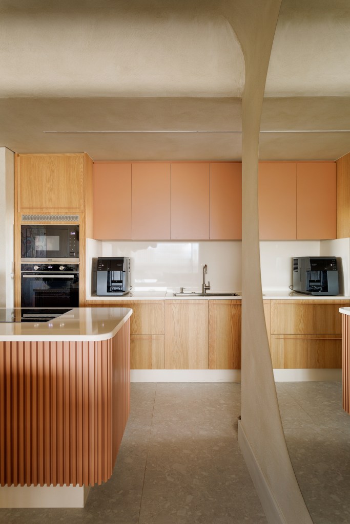 Cozinha integrada; Cozinha neutra com armários na cor terracota.