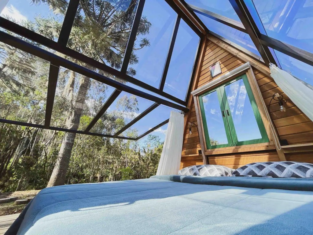 Airbnb: conheça as 6 acomodações perto da natureza mais desejadas no Brasil. Na foto. Cabana transparente em frente ao Soldados Sebold, em Alfredo Wagner (SC)