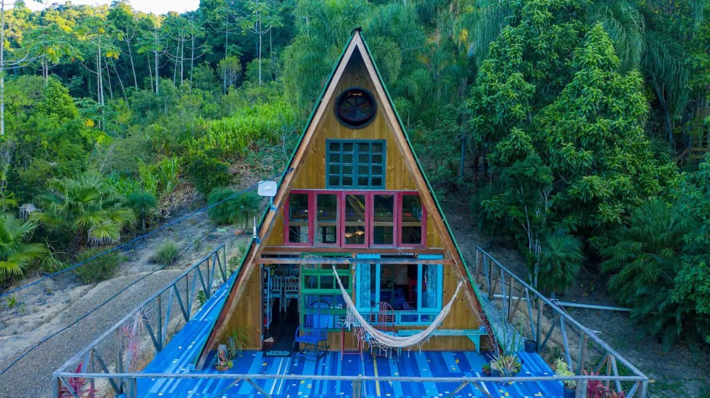Airbnb: conheça as 6 acomodações perto da natureza mais desejadas no Brasil. Na foto. Chalé Prisma da Colina, em Corupá (SC).
