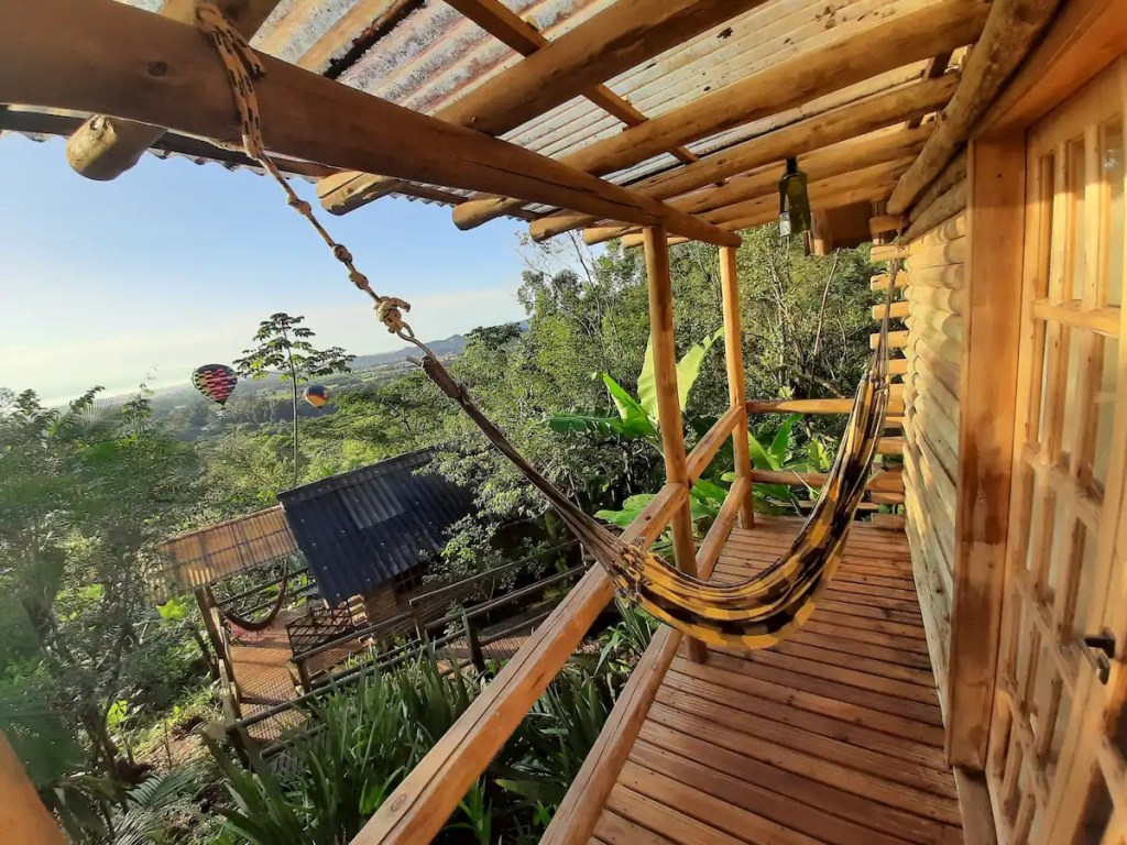 Airbnb: conheça as 6 acomodações perto da natureza mais desejadas no Brasil. Na foto. Chalé Tucano EcoHospedagem, na Praia Grande (SC)