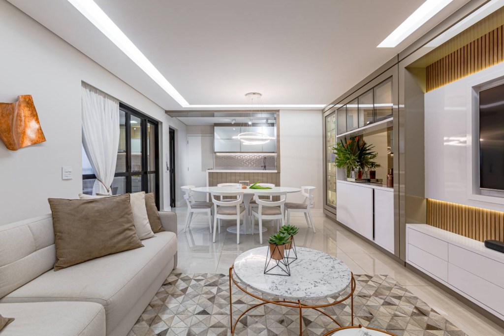 Apartamento 118 m2 varanda gourmet receber os amigos Mokai Arquitetura decoração sala estar jantar tapete tv sofa