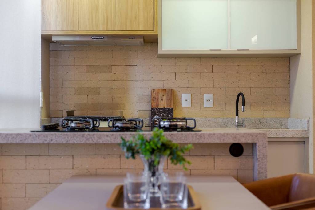 apartamento-118-m2-canto-alemao-varanda-receber-amigos-mokai-arquitetura-credito-lucas-covolam-varanda(23) Apartamento 118 m2 varanda gourmet receber os amigos Mokai Arquitetura varanda gourmet churrasqueira mesa armario
