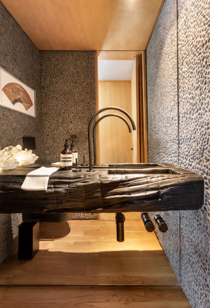 Apartamento 140 m2 inspirado arquitetura japonesa Terra Capobianco decoração madeira banheiro espelho pedra