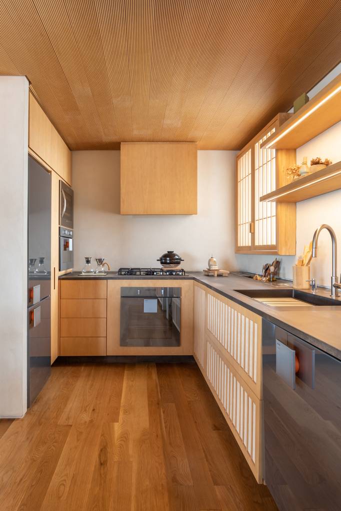 apartamento-140-m2-inspirado-arquitetura-japonesa-terra-capobianco-credito-evelyn-muller-cozinha(32) Apartamento 140 m2 inspirado arquitetura japonesa Terra Capobianco decoração madeira cozinha armario papel arroz torre quente