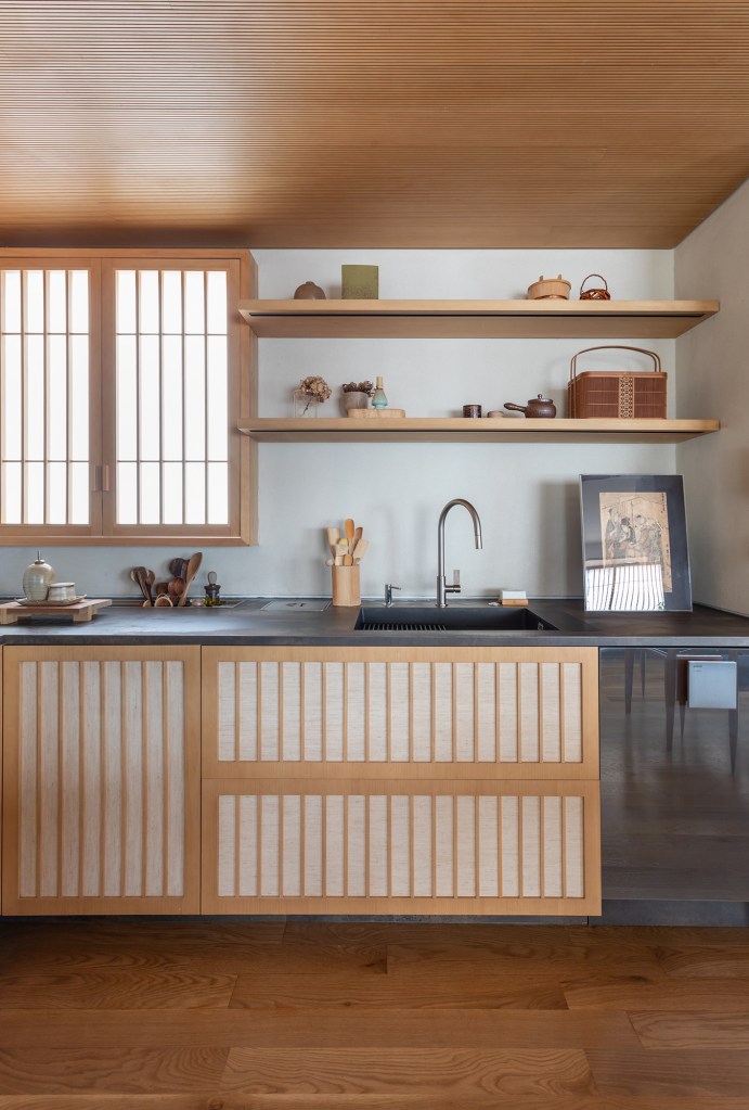 Apartamento 140 m2 inspirado arquitetura japonesa Terra Capobianco decoração madeira cozinha armario papel arroz torneira