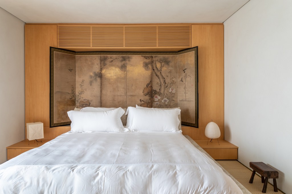 Apartamento 140 m2 inspirado arquitetura japonesa Terra Capobianco decoração madeira quarto cama biombo tatami luminaria