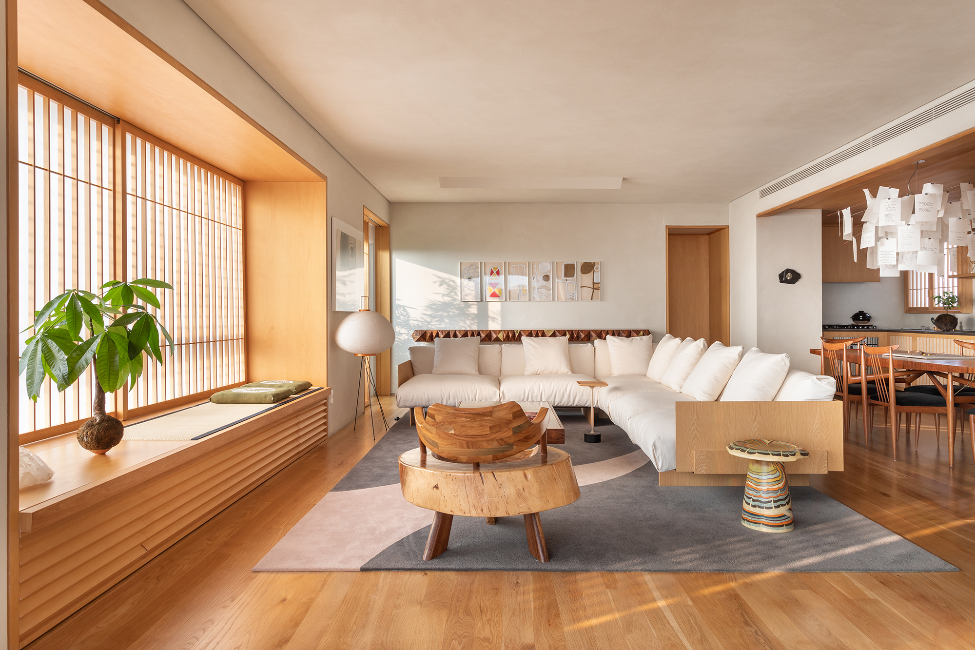 Apartamento 140 m2 inspirado arquitetura japonesa Terra Capobianco decoração madeira sala estar sofa tapete luminaria poltrona