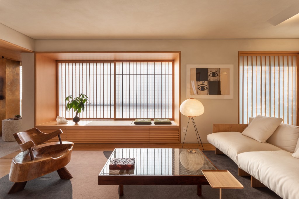 Apartamento 140 m2 inspirado arquitetura japonesa Terra Capobianco decoração madeira sala estar sofa tapete luminaria banco