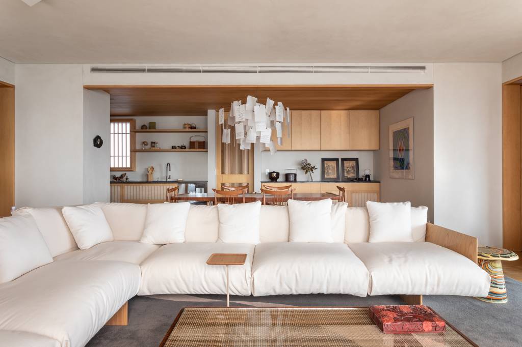 apartamento-140-m2-inspirado-arquitetura-japonesa-terra-capobianco-credito-evelyn-muller-sala (16) Apartamento 140 m2 inspirado arquitetura japonesa Terra Capobianco decoração madeira sala estar sofa tapete luminaria jantar mesa cadeira