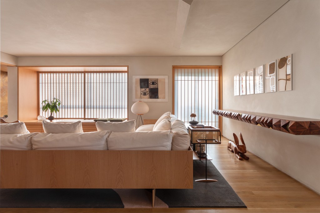 Apartamento 140 m2 inspirado arquitetura japonesa Terra Capobianco decoração madeira sala estar sofa tapete luminaria aparador