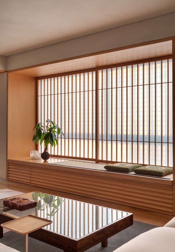 Apartamento 140 m2 inspirado arquitetura japonesa Terra Capobianco decoração madeira sala estar banco mesa almofada