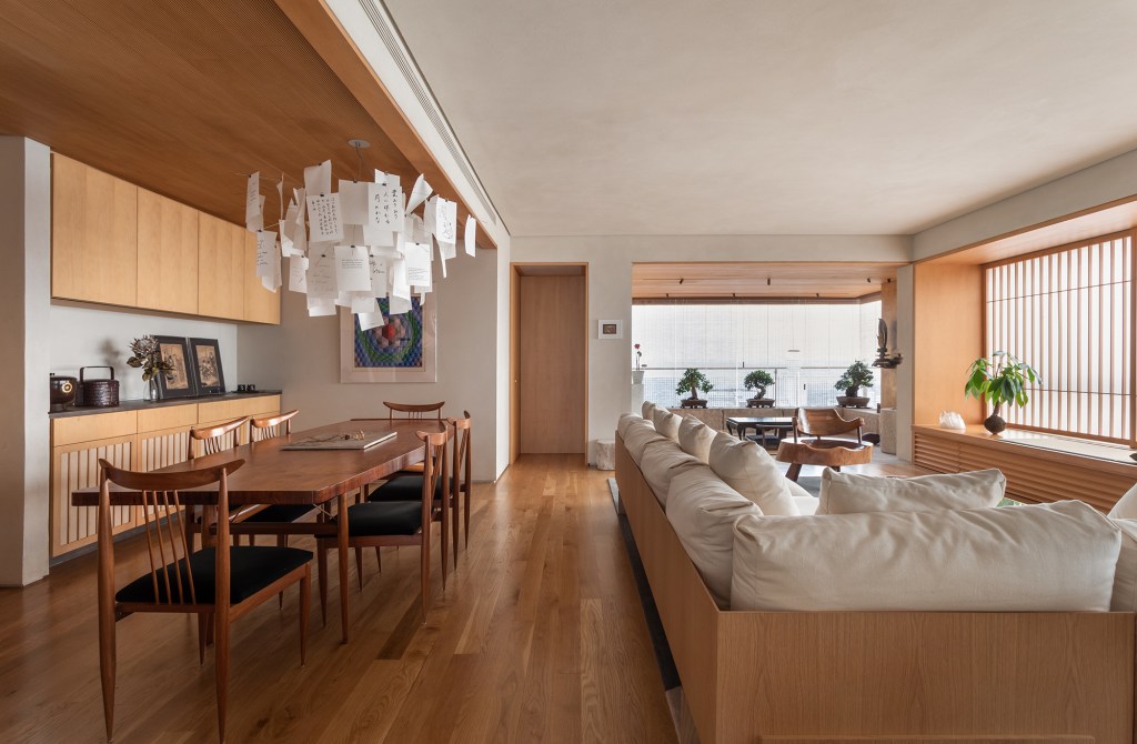 Apartamento 140 m2 inspirado arquitetura japonesa Terra Capobianco decoração madeira sala estar sofa tapete luminaria jantar mesa cadeira