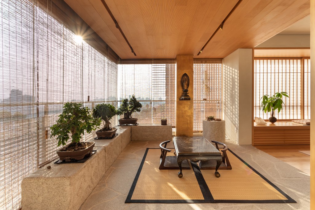 Apartamento 140 m2 inspirado arquitetura japonesa Terra Capobianco decoração madeira sala estar bonsai cortina varanda tatami