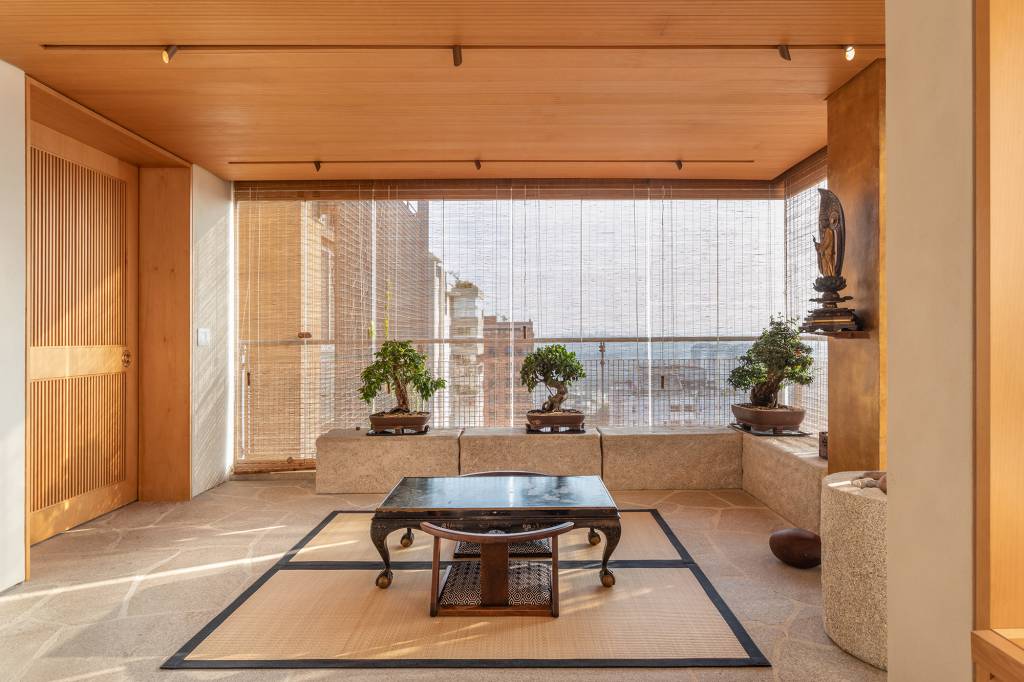 apartamento-140-m2-inspirado-arquitetura-japonesa-terra-capobianco-credito-evelyn-muller-sala (9) Apartamento 140 m2 inspirado arquitetura japonesa Terra Capobianco decoração madeira sala estar bonsai cortina varanda tatami