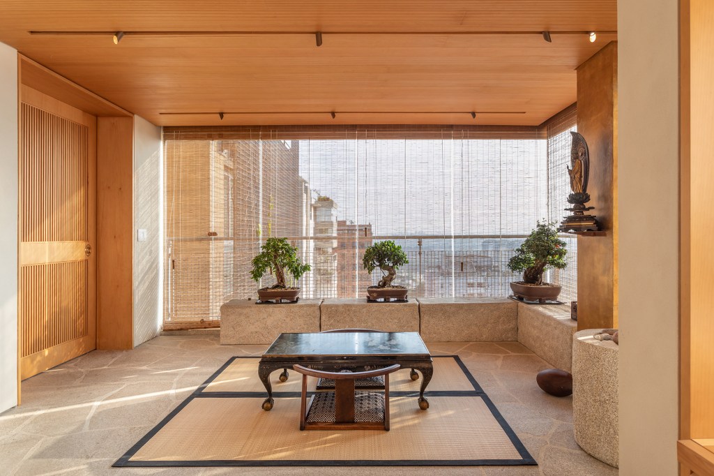 Apartamento 140 m2 inspirado arquitetura japonesa Terra Capobianco decoração madeira sala estar bonsai cortina varanda tatami